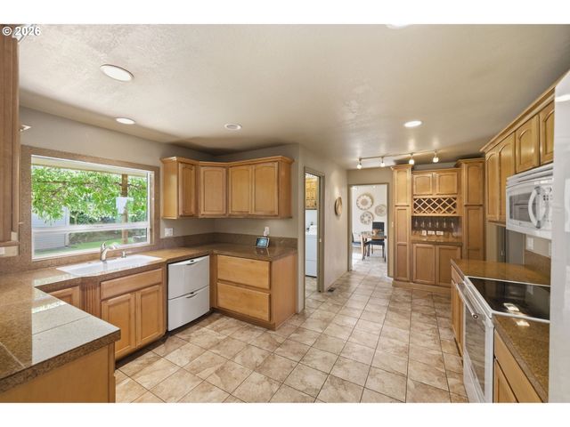 1590 CORUM Ave, Eugene, OR 97401