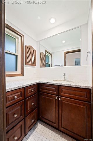 22765 Kenwyck Drive, Southfield, MI 48034