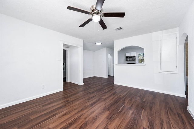 54 Lupine Court, Lake Jackson, TX 77566