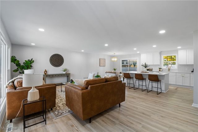 328 Crestway Oval, Brunswick, OH 44212