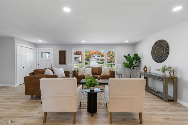 328 Crestway Oval, Brunswick, OH 44212