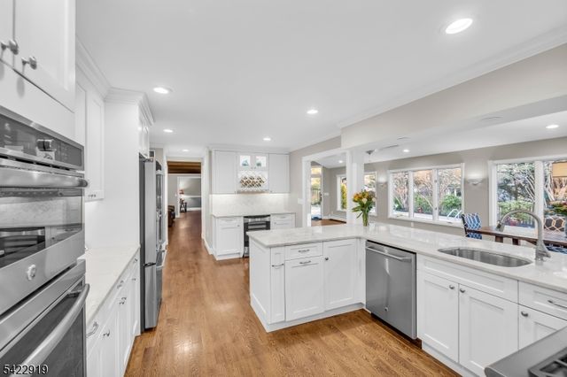60 Parkhill Rd, Harrington Park Boro, NJ 07640