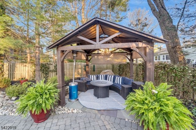 60 Parkhill Rd, Harrington Park Boro, NJ 07640