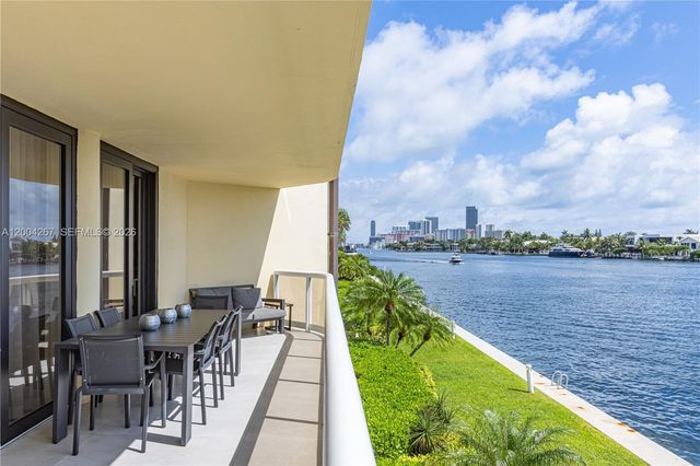 20191 E Country Club Dr TH9, Aventura, FL 33180