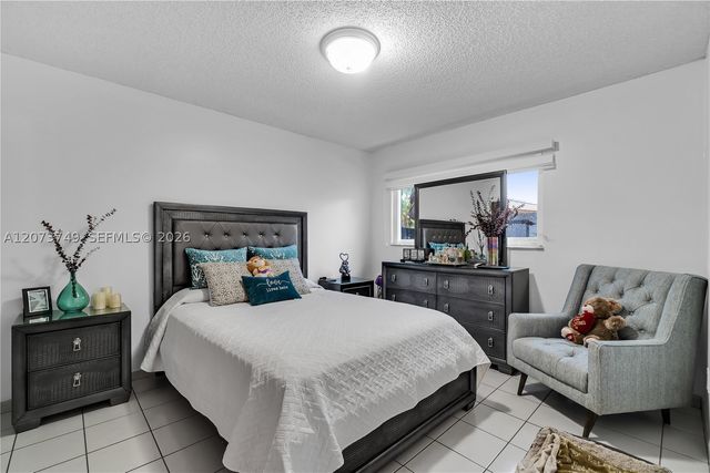 980 W 43rd Pl, Hialeah, FL 33012