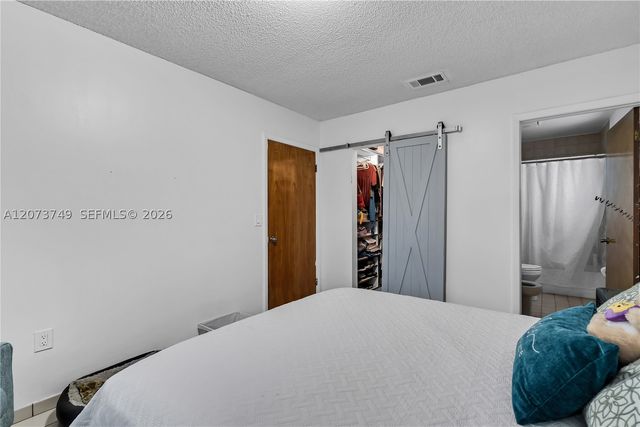 980 W 43rd Pl, Hialeah, FL 33012
