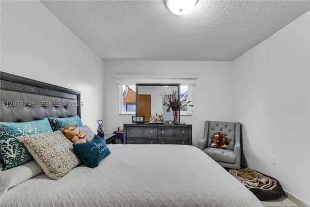 980 W 43rd Pl, Hialeah, FL 33012