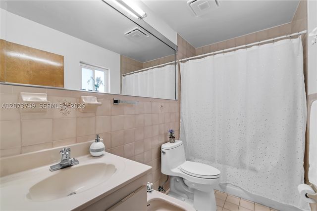 980 W 43rd Pl, Hialeah, FL 33012