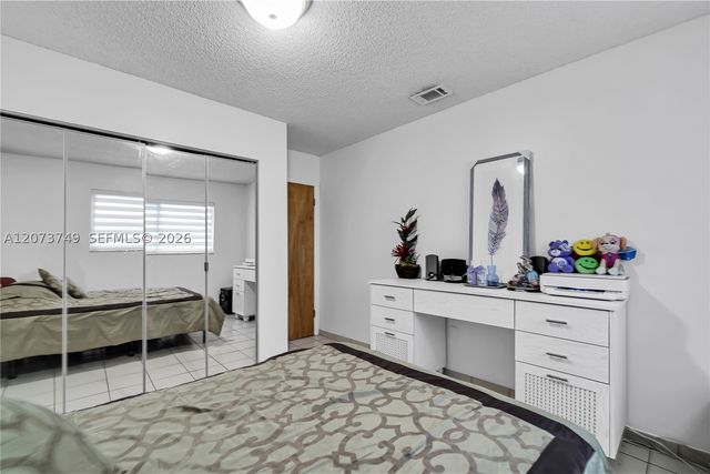 980 W 43rd Pl, Hialeah, FL 33012