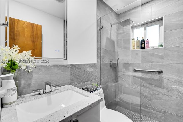 980 W 43rd Pl, Hialeah, FL 33012