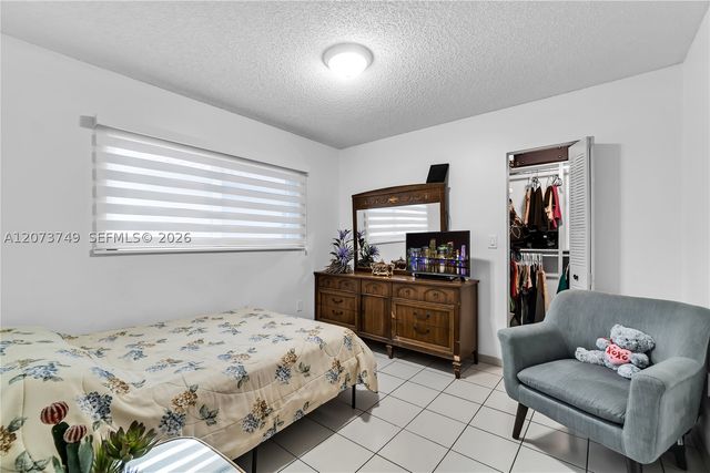 980 W 43rd Pl, Hialeah, FL 33012