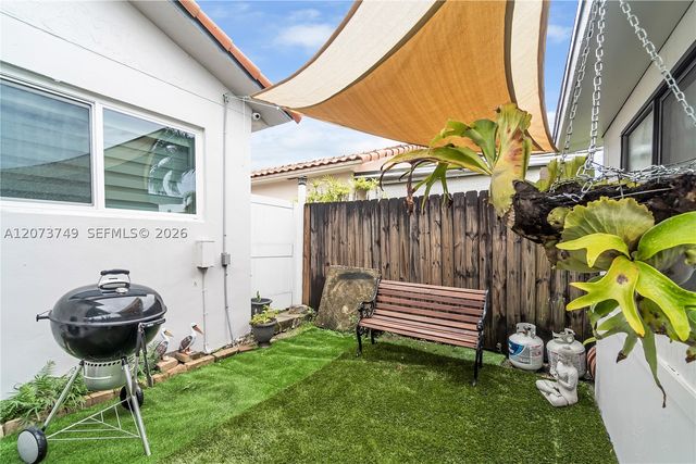 980 W 43rd Pl, Hialeah, FL 33012