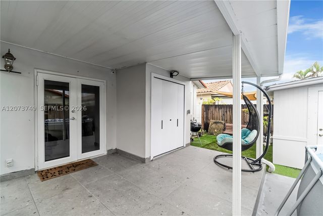 980 W 43rd Pl, Hialeah, FL 33012