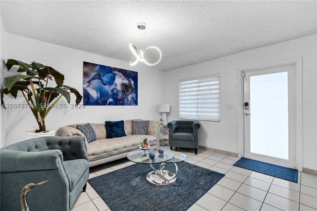 980 W 43rd Pl, Hialeah, FL 33012
