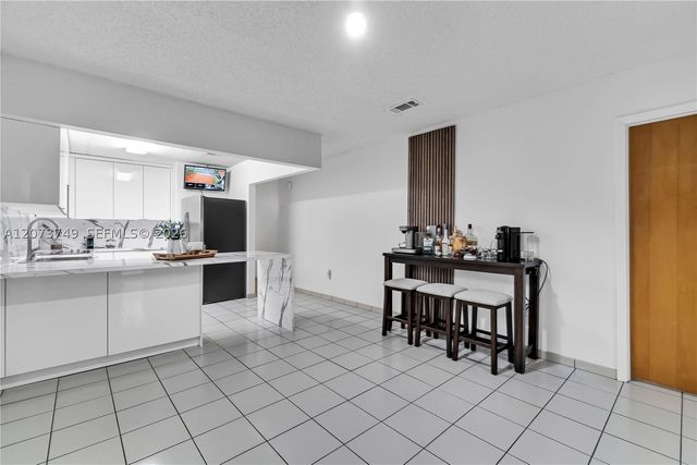 980 W 43rd Pl, Hialeah, FL 33012