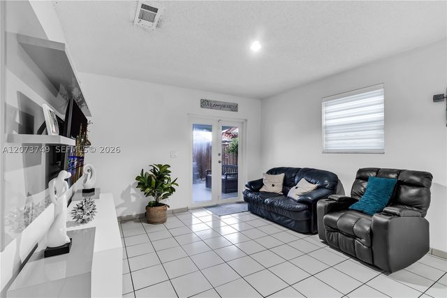 980 W 43rd Pl, Hialeah, FL 33012