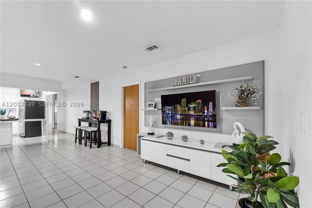 980 W 43rd Pl, Hialeah, FL 33012