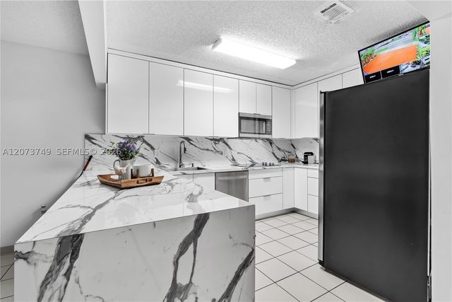 980 W 43rd Pl, Hialeah, FL 33012