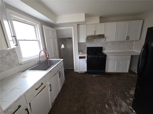 3852 Lee Heights Boulevard, Cleveland, OH 44128