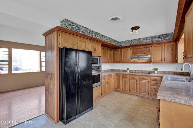 127 Rollington Rd, Pewee Valley, KY 40056