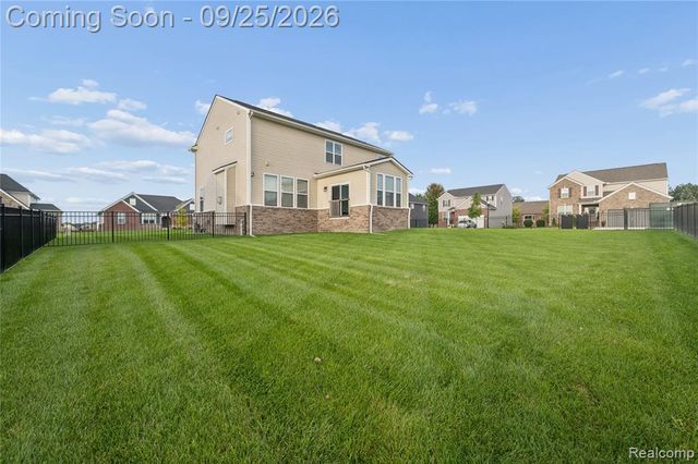 24886 Canoe Drive, Macomb, MI 48042