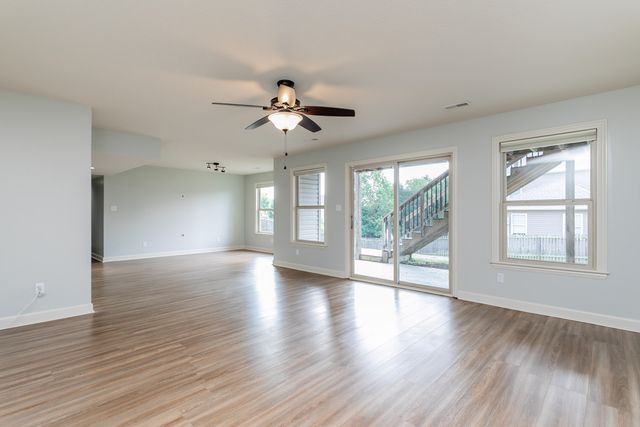 4910 STONE MOUNTAIN PKY, Columbia, MO 65201