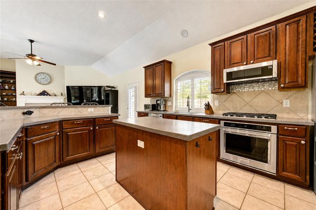 11 Ryanwyck Place, The Woodlands, TX 77384