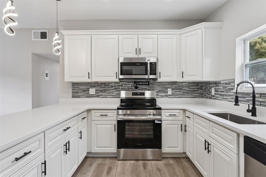 Image 2 of property listing at 5738 YUCATAN DRIVE, Orlando, FL 32807