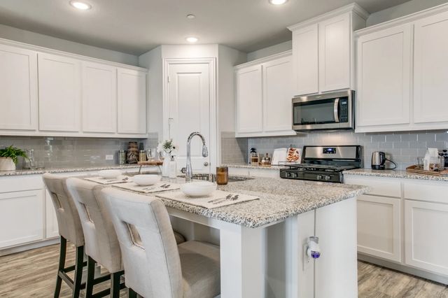 935 Ponds Edge Lane, Euless, TX 76040