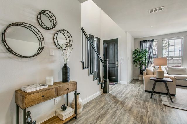 935 Ponds Edge Lane, Euless, TX 76040