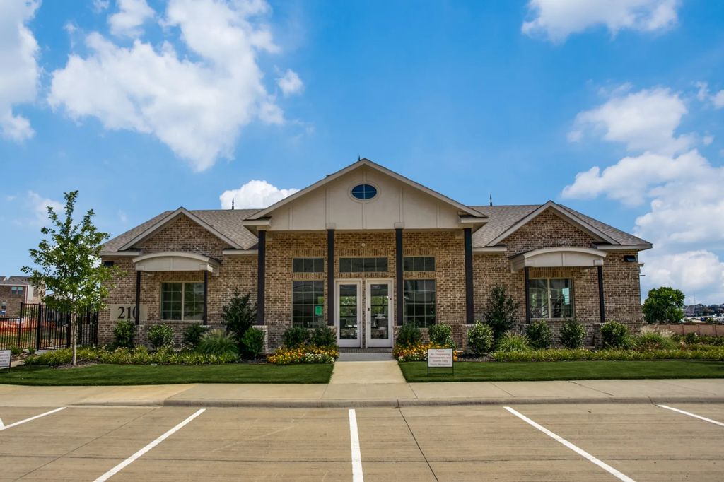 935 Ponds Edge Lane, Euless, TX 76040