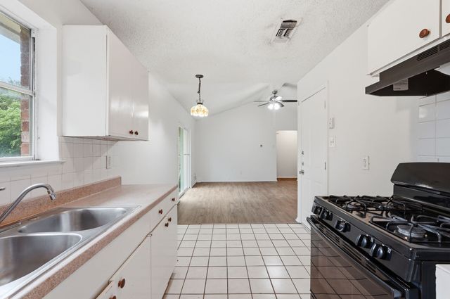 1511 E Tucker Boulevard, Arlington, TX 76010