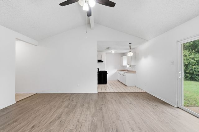 1511 E Tucker Boulevard, Arlington, TX 76010