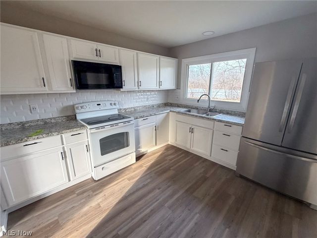 3232 Elmhill Drive NW, Warren, OH 44485