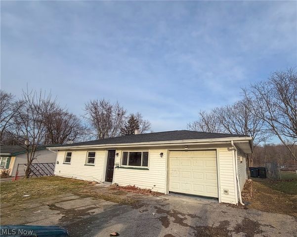 3232 Elmhill Drive NW, Warren, OH 44485