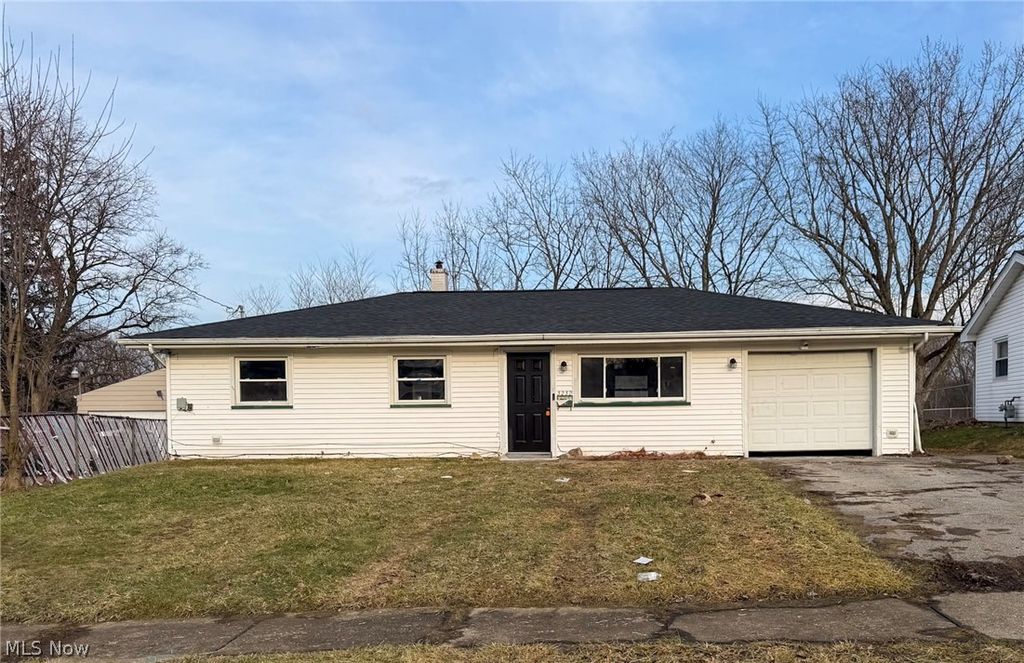 3232 Elmhill Drive NW, Warren, OH 44485