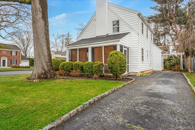 121 Knollwood Road, Rockville Centre, NY 11570