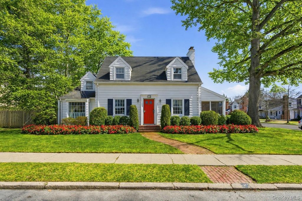 121 Knollwood Road, Rockville Centre, NY 11570