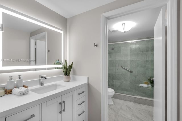 50 Ocean Lane Dr 108, Key Biscayne, FL 33149