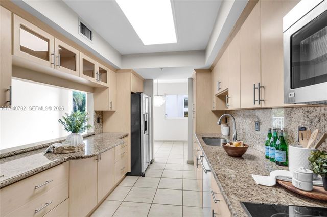 50 Ocean Lane Dr 108, Key Biscayne, FL 33149