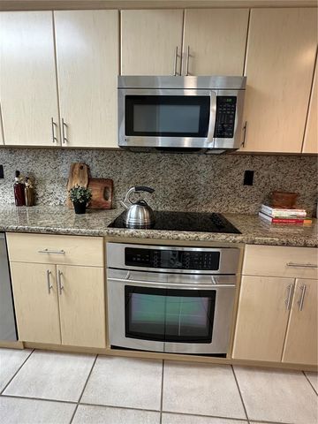 50 Ocean Lane Dr 108, Key Biscayne, FL 33149