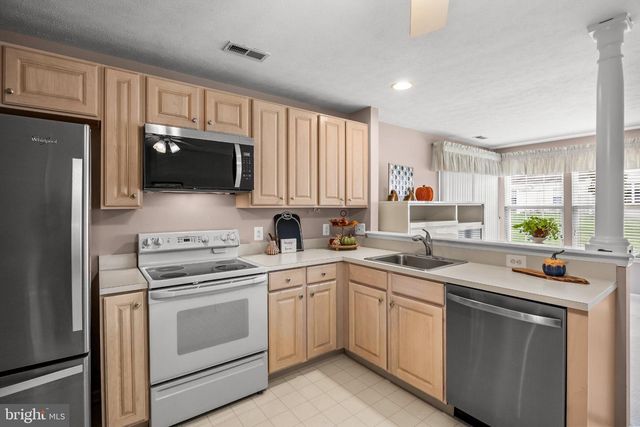 6 CLIFFORD DR, Mount Laurel, NJ 08054