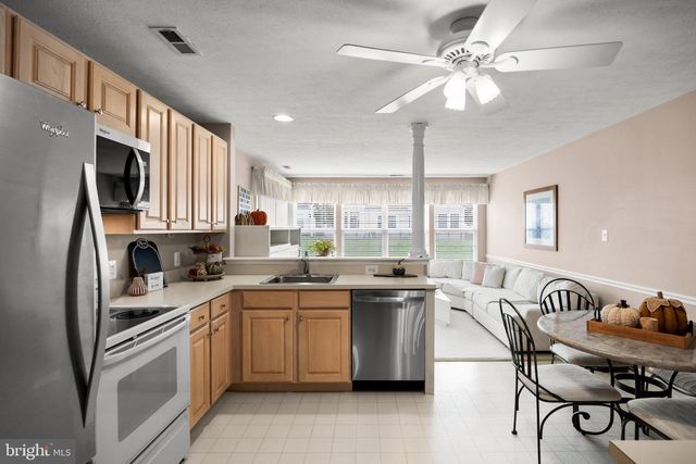 6 CLIFFORD DR, Mount Laurel, NJ 08054