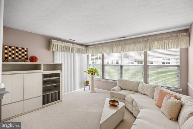 6 CLIFFORD DR, Mount Laurel, NJ 08054