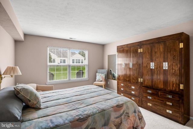 6 CLIFFORD DR, Mount Laurel, NJ 08054