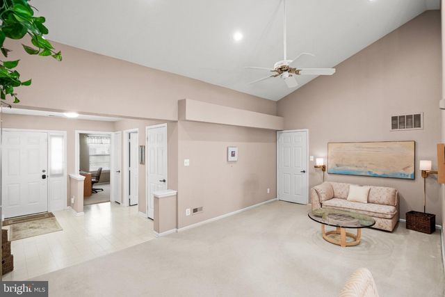6 CLIFFORD DR, Mount Laurel, NJ 08054