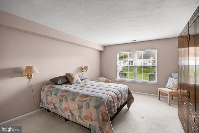 6 CLIFFORD DR, Mount Laurel, NJ 08054
