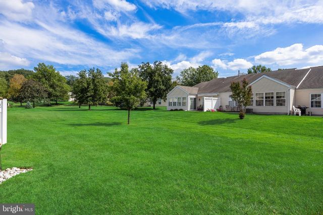 6 CLIFFORD DR, Mount Laurel, NJ 08054