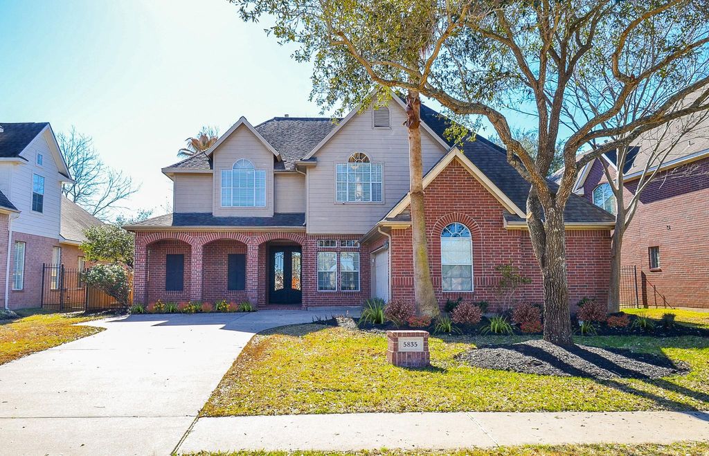 5835 Stratford Gardens Drive, Sugar Land, TX 77479