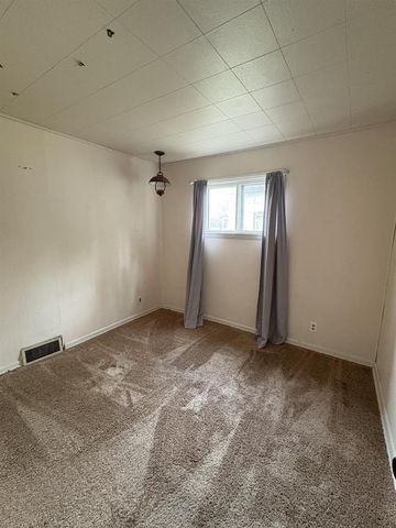 514 E PINE STREET, New London, WI 54961